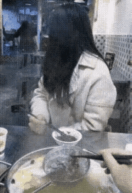和相亲对象吃饭好心给她夹菜，万万没想到她这样做，这是什么意思有谁知道？