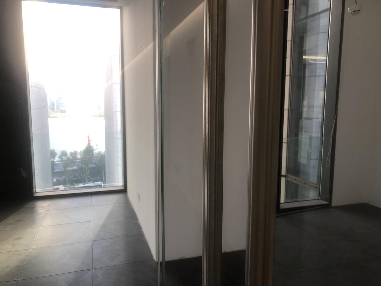 上海外滩地标soho广场，靠江的办公单元就这样空着。写字楼过剩和产业客户缩减导致