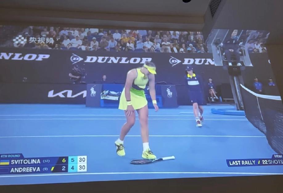 小米辣又被烂白菜给整崩溃了，2:6、4:6被对手速扫出局。
球迷吐槽:小米辣没啥