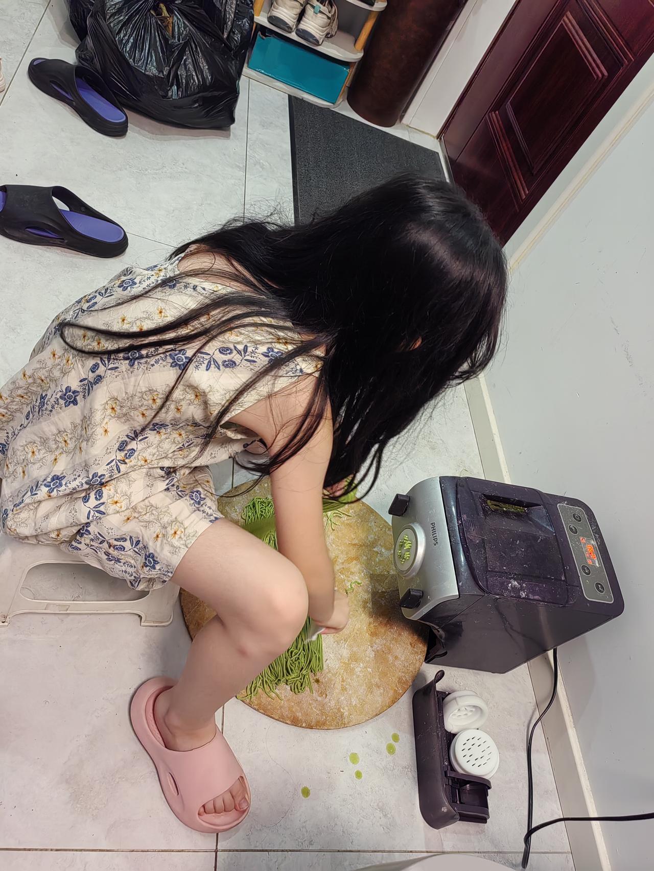 二宝这个小童工非得吃炸酱面，面条还得是绿色的。
    中午买了四元钱菠菜面绞碎