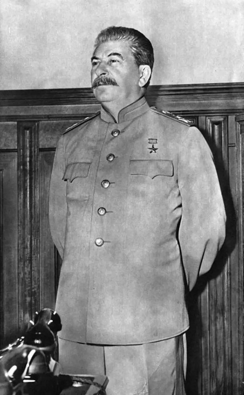 "斯大林并未消逝于过去——他已融入了未来……"

1953年3月5日，约瑟夫·维