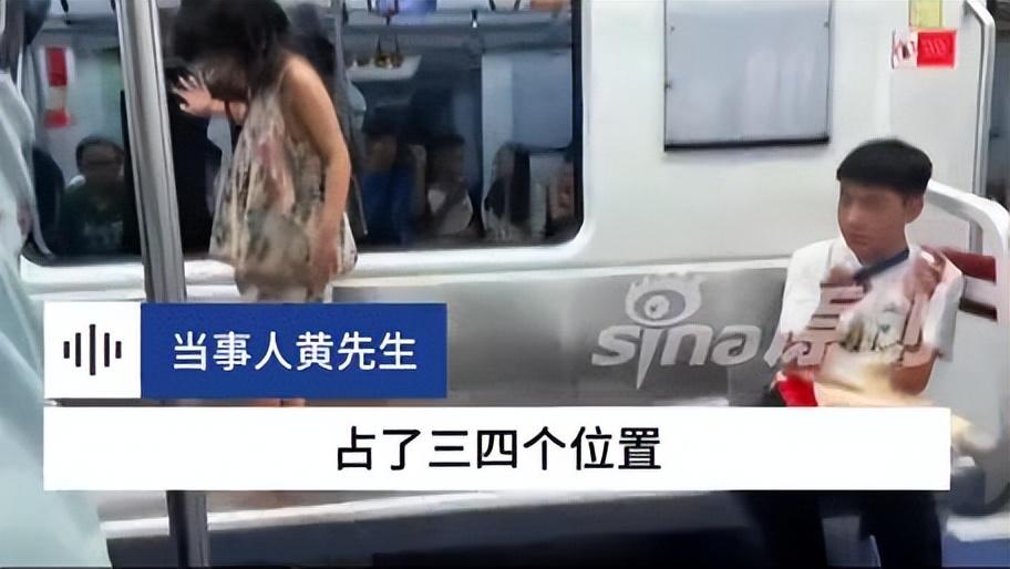 “大快人心”小孩地铁上霸占3个座位，乘客也不惯着，将其鞋子踢出车厢，网友评论：家