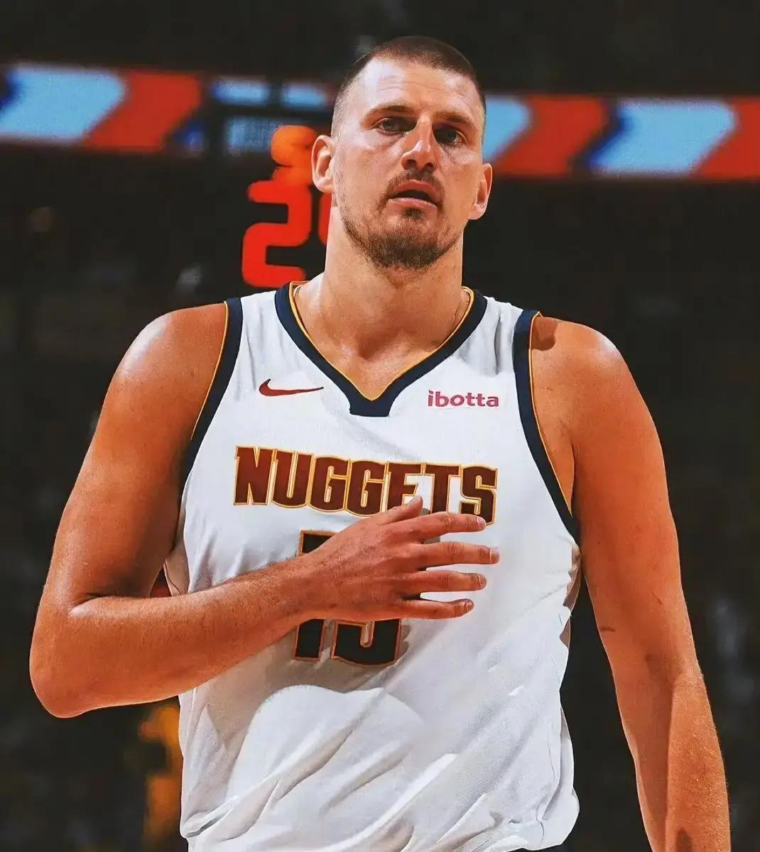 你如果昨晚睡了，就错过了一次篮球历史。
 
约基奇轰下50分，还抓下15个篮板，