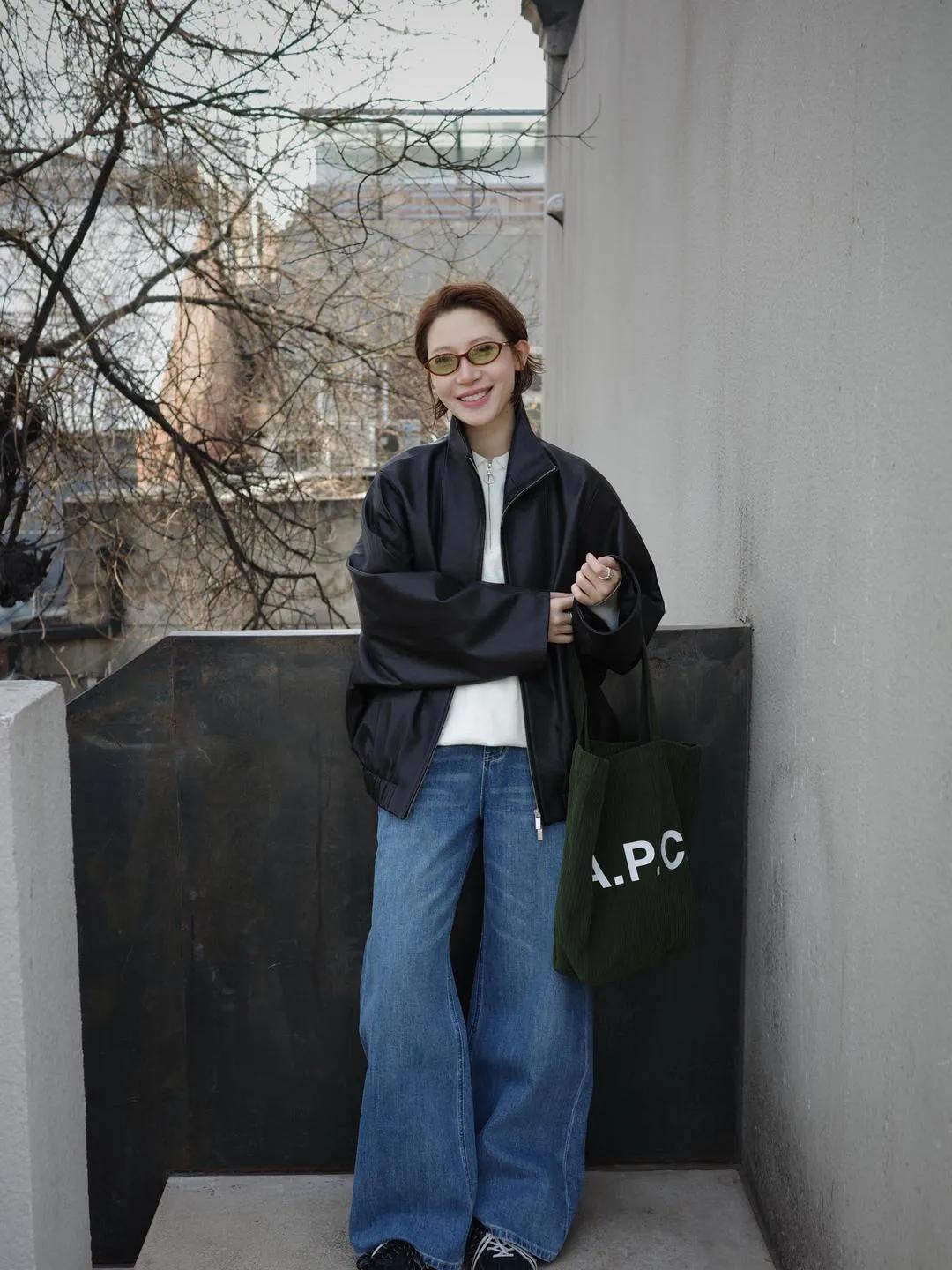 谁穿谁好看的皮衣公式！✨
黑皮衣+白内搭+蓝阔腿裤，复古德训鞋+绿托特包，慵懒随