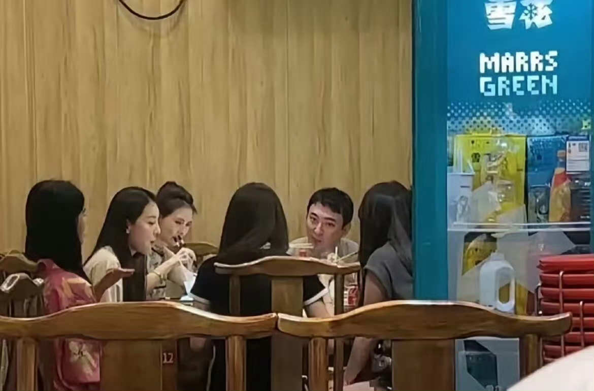 不管万达和王健林怎么样，王思聪总是这么幸福！