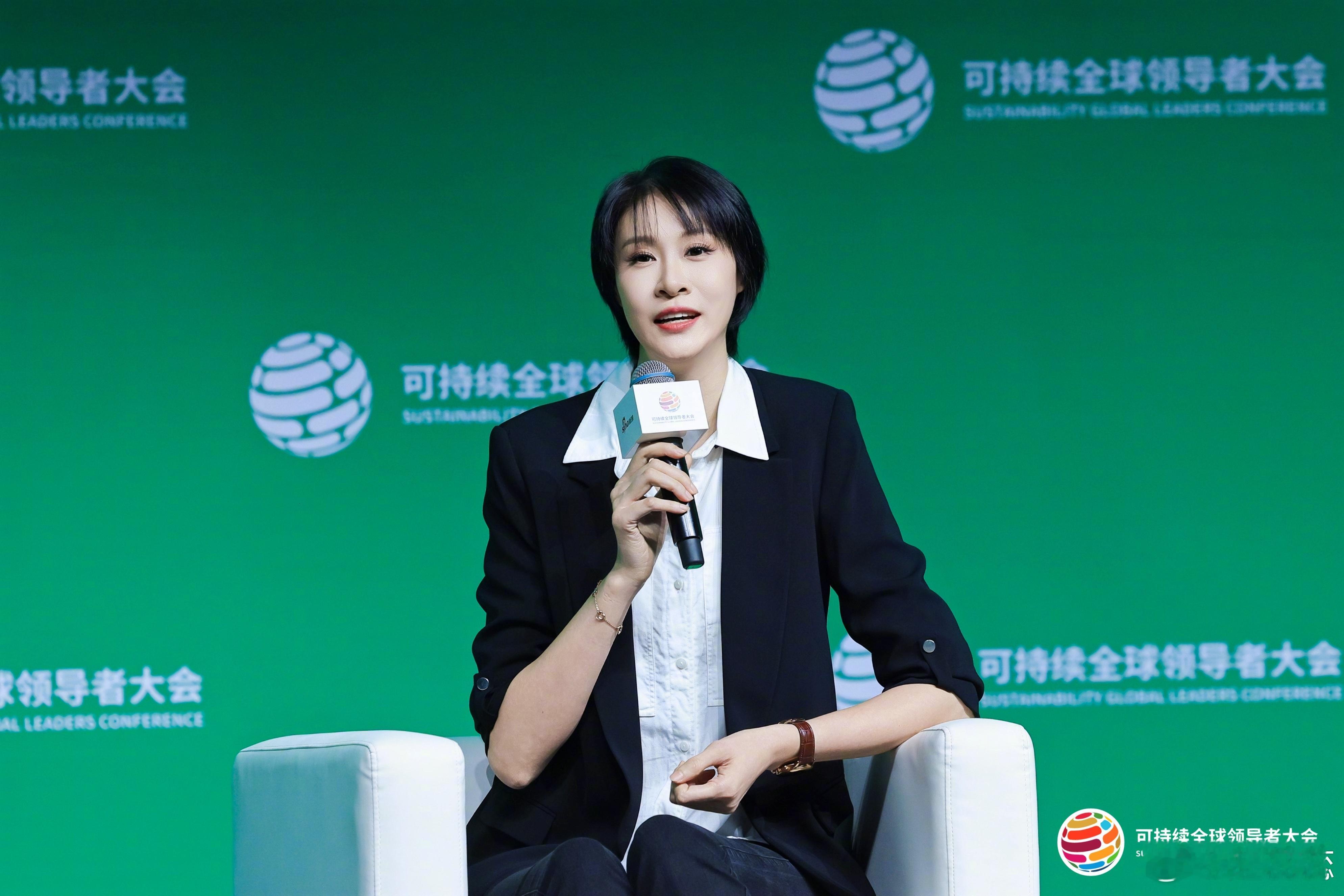 球场之外的又一次愉快探索，今天受可持续全球领导者大会 邀请，与科琳达总统、赵燕董