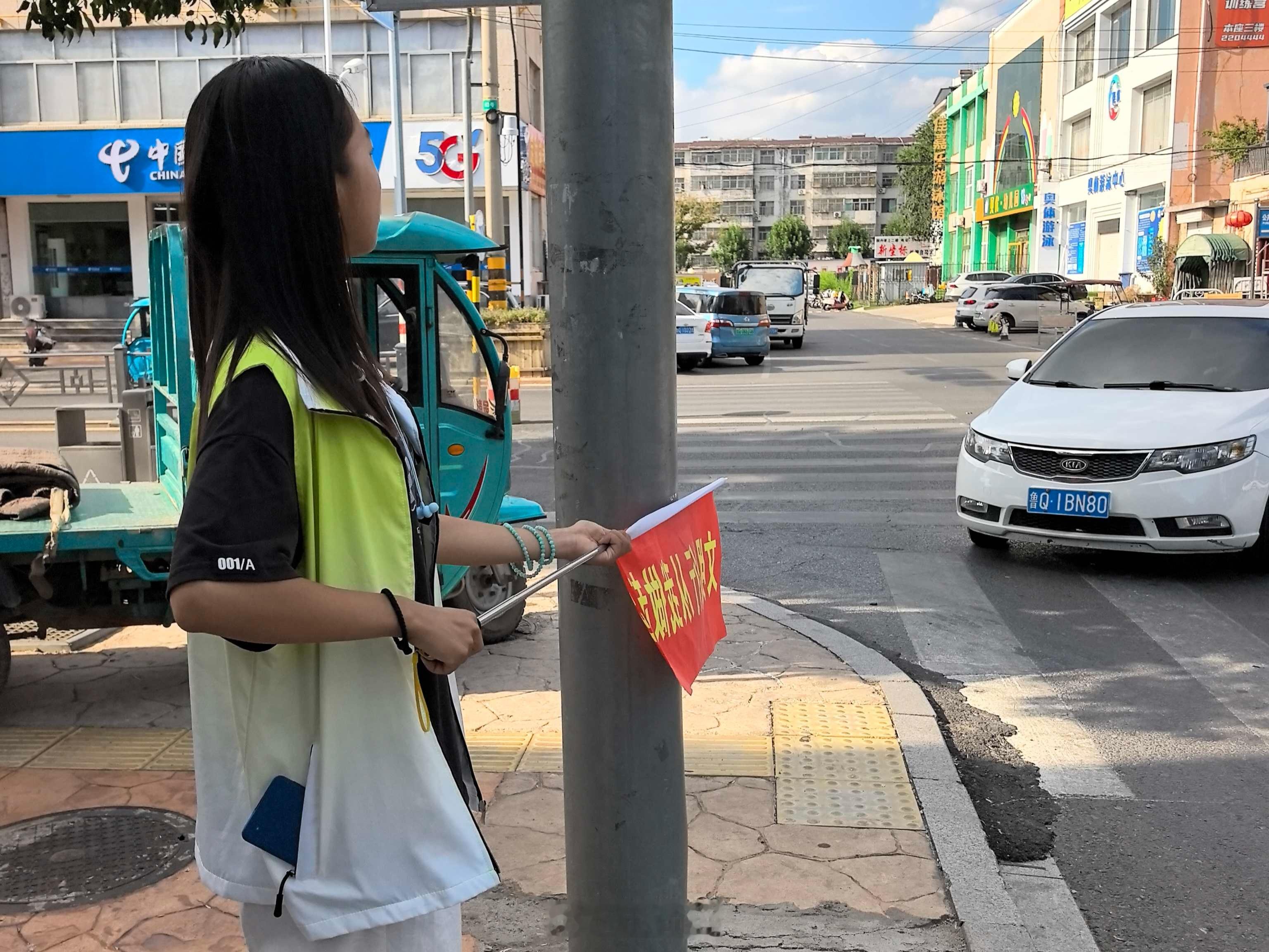 【青春值守早高峰，志愿劝导护通行】曲阜师范大学三下乡 2026年7月27日，在张