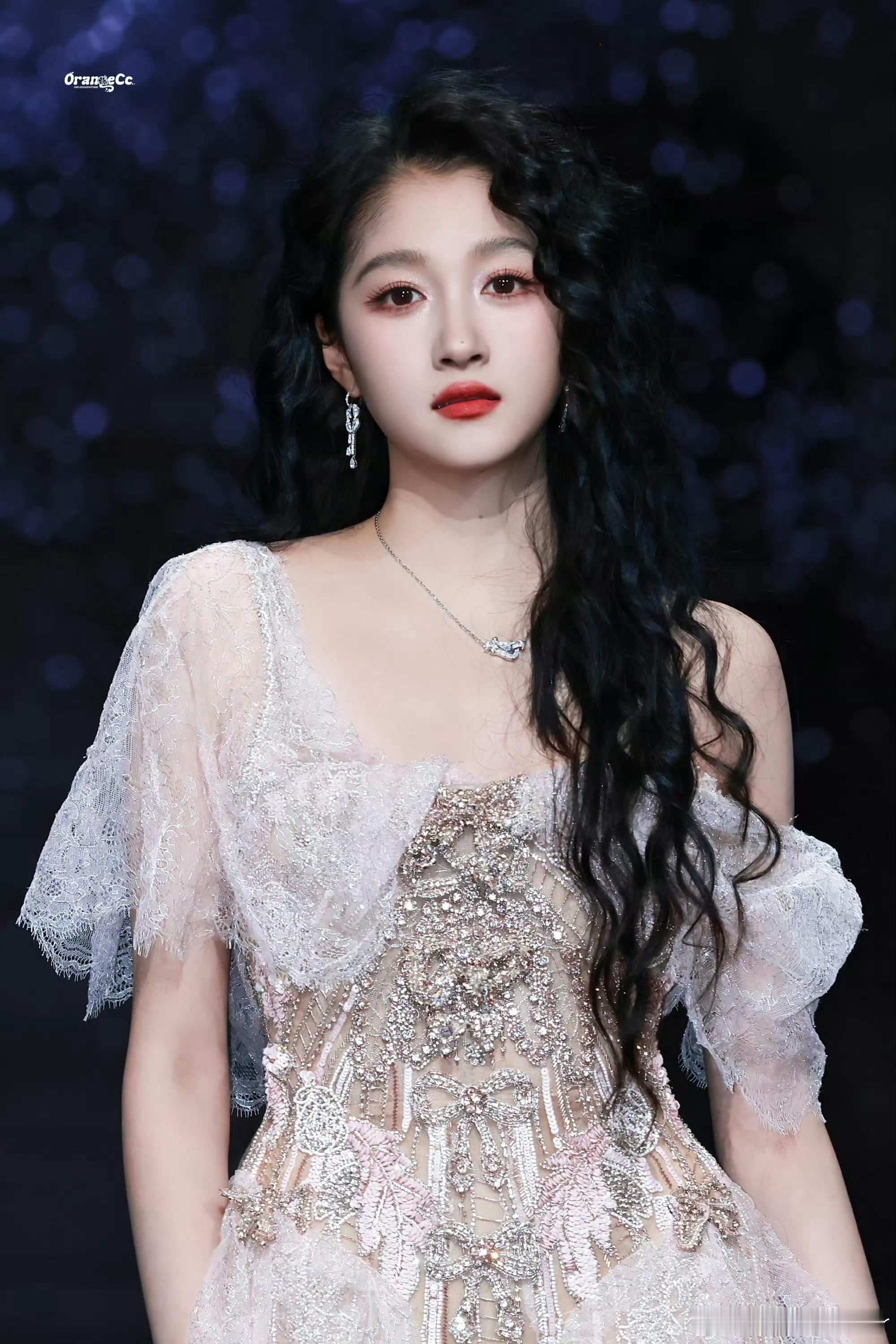 关晓彤的妆造正确晓彤的造型师发力了 