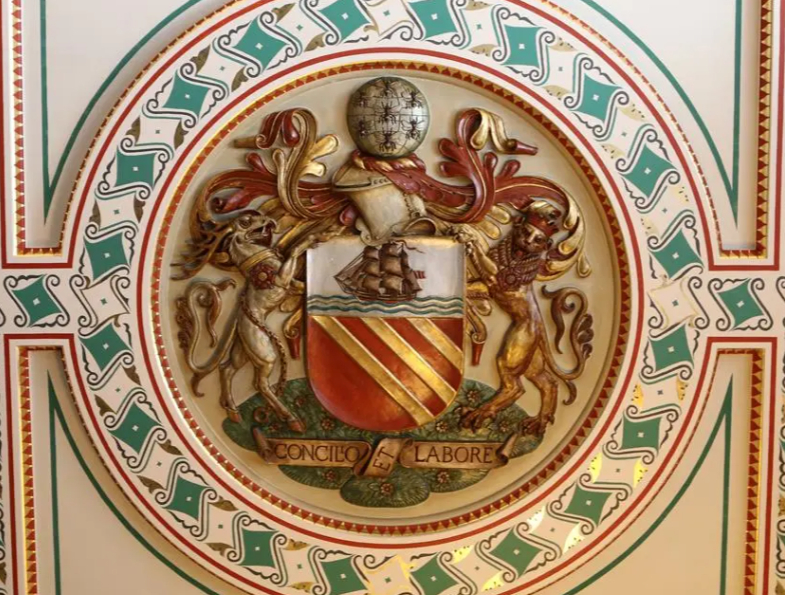 曼联主教练（以及球队工作人员）西服上那个稍微复杂一点的标志，其实是曼彻斯特市议会