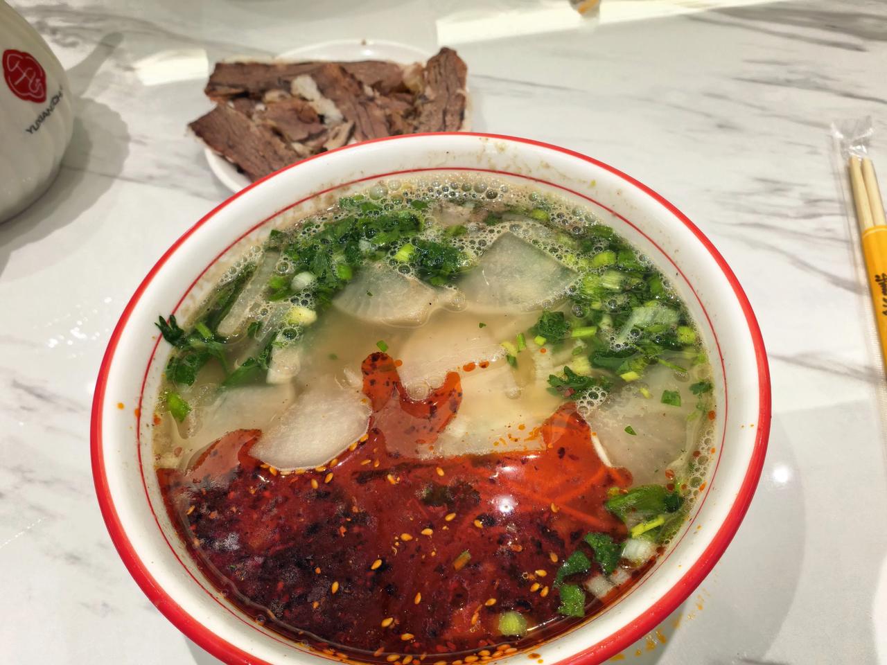 今年我一直待在兰州，牛肉面永远是我的心头最爱。
每隔一段时间，一定要去面馆吃上一