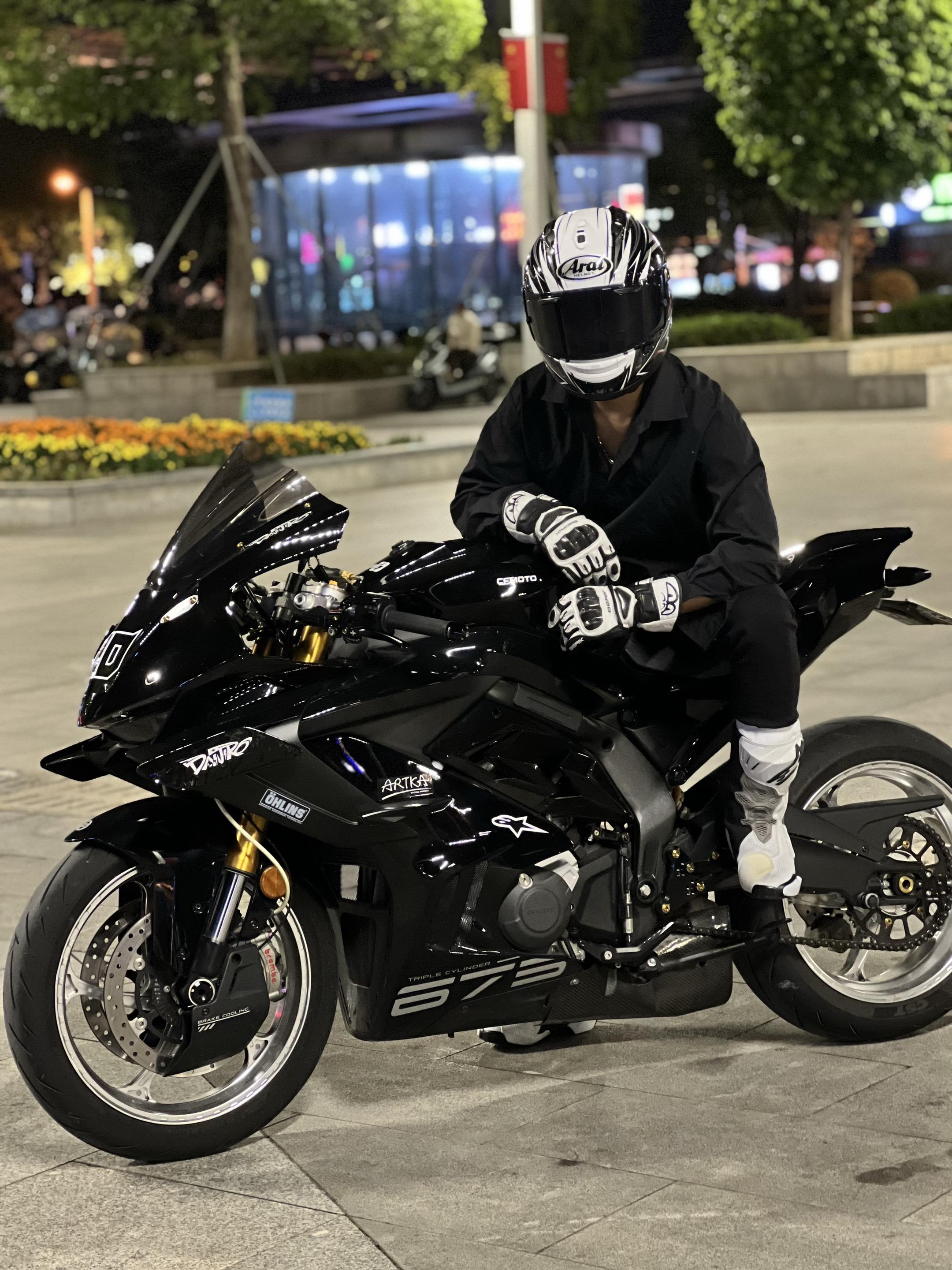 不是岁月消磨了狂野 而是故事教会了平凡。