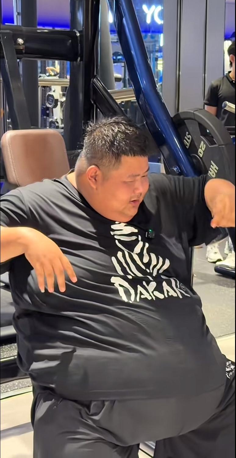 河北沧州狠人，李公子开始减肥了，他穿着一件大网红天津李四力推的达喀尔拉力赛的T恤