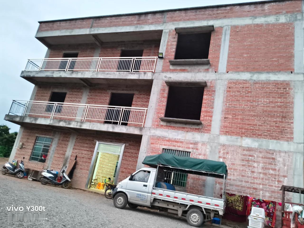 不听劝，建房没有图纸[发怒][发怒]
只想把宅基地占满，
然后四处借钱，
才勉强