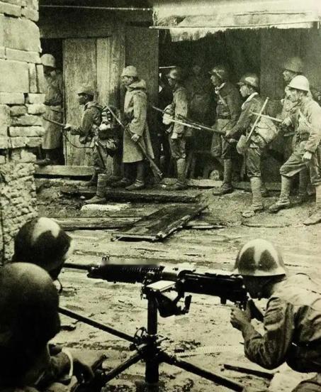 1945年，一名机枪手为了躲避日军，选择绕上山路前进，没想到意外发现100多名正