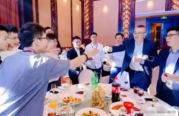 【杭州一年会现场突发意外：42岁领导突然倒地，意识模糊，同事跪地哀泣引发关注】