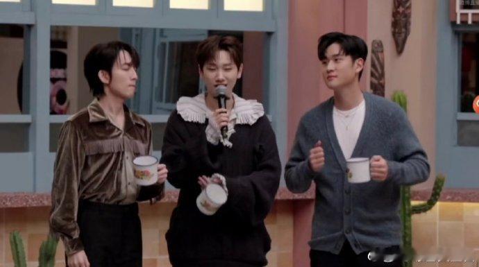 直播中的小插曲反而让舞台更有记忆点，汪苏泷笑着带过的样子太圈粉了。他的嗓音依旧有