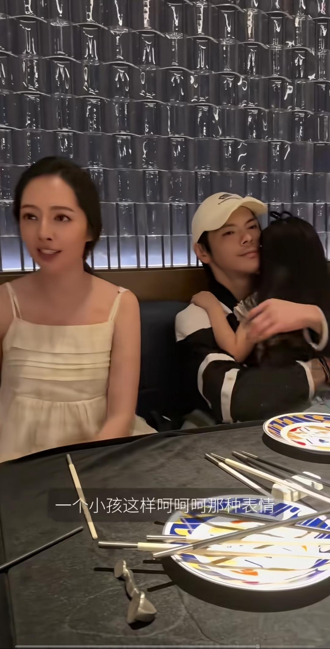 都说女儿和爸爸亲，看向佐抱女儿的这张，就体现的淋漓尽致。