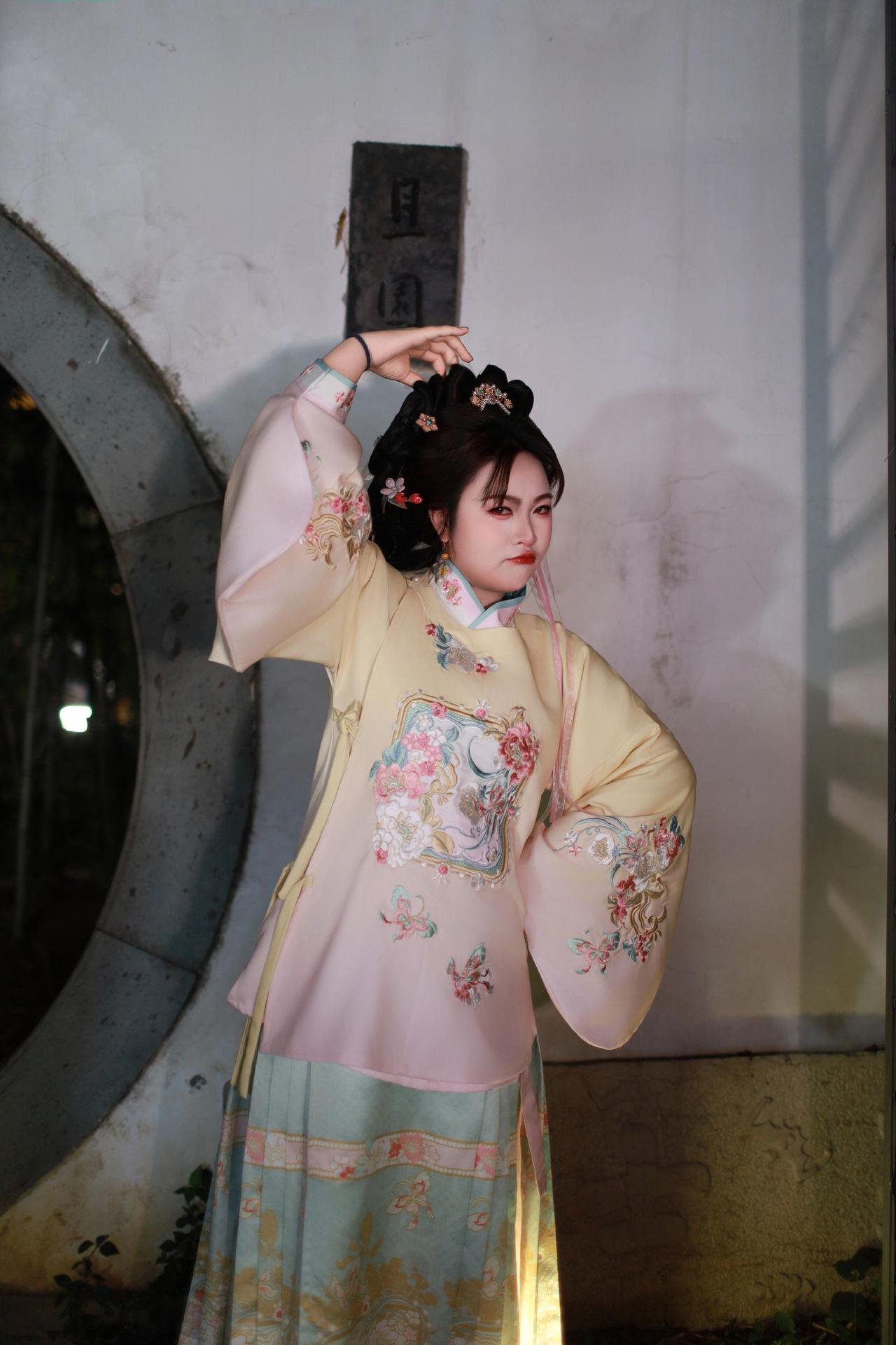 夜晚，没有风。贵女游离古镇汉服与古城 国风打卡 汉服推荐 古城与汉服碰撞