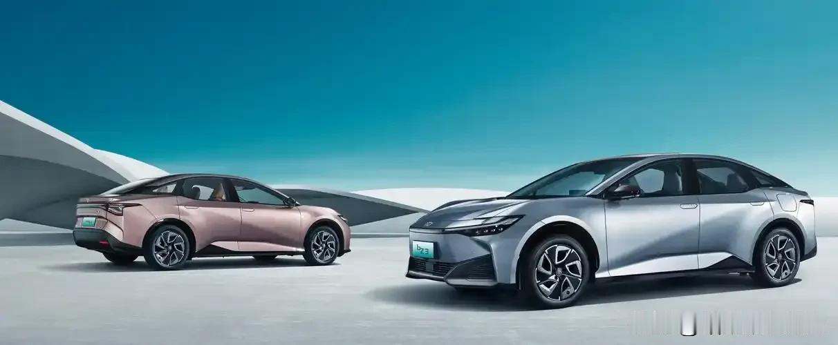 车子的智能驾驶辅助系统，配备了32颗感知硬件。其中有个功能我印象挺深，叫3000