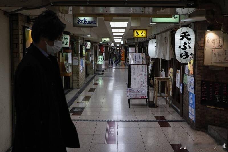 【大阪地下街突发持刀行凶案 女子当街连刺男子被当场逮捕】海外新鲜事日本 日本大阪