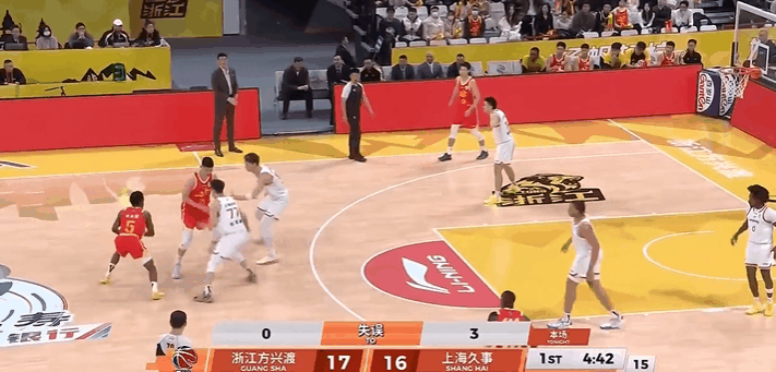 王哲林瘦了护框好了，钉板大帽赵岩昊很霸气




王哲林这赛季，明显减重了，整个