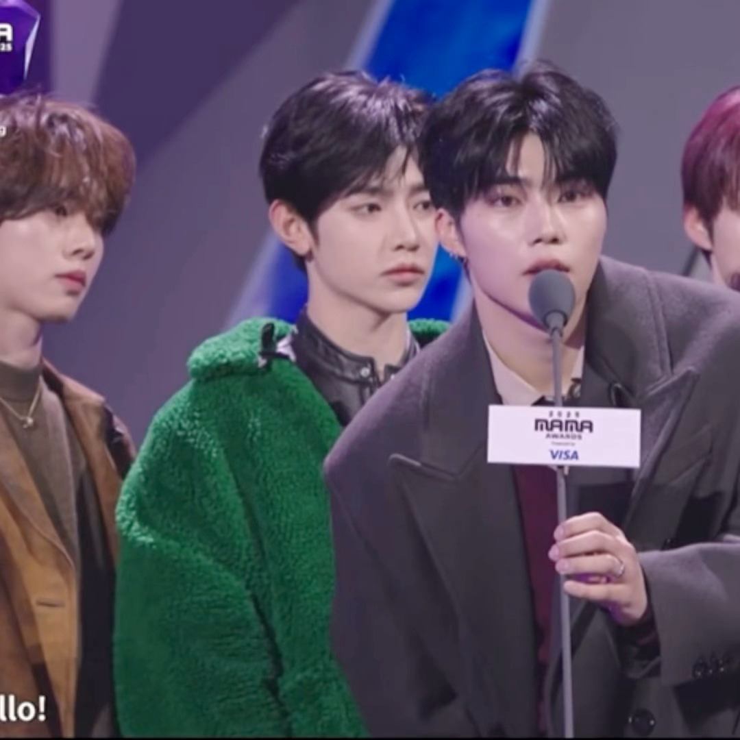 MAMA直播章昊领奖cut！颜值太突出了外套好绿好显眼，这张脸能驾驭各种颜色