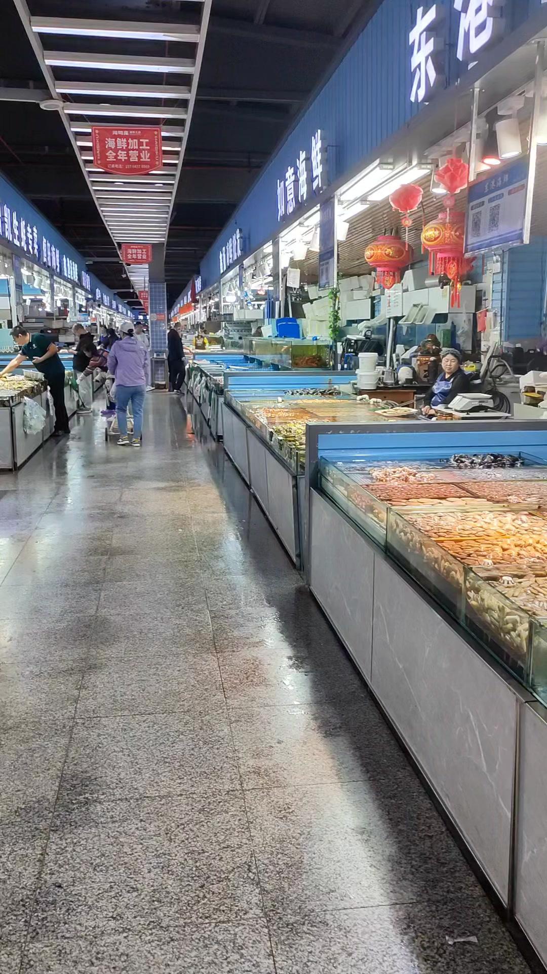 这个小镇的海鲜让我惊了！谁能想到内陆也能吃到这么新鲜的海鲜呀～
刚到这就被满街的