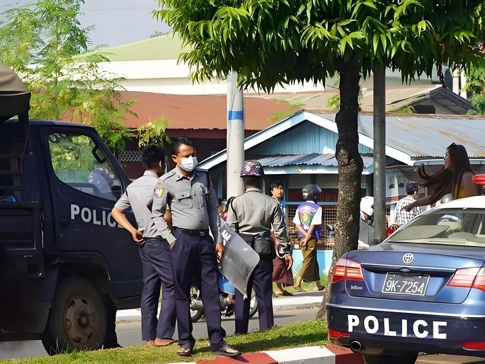 今天传来1名中国男青年怀揣发财梦却殒命缅甸掸邦木姐市黑灰产业窝点的最新消息。据缅