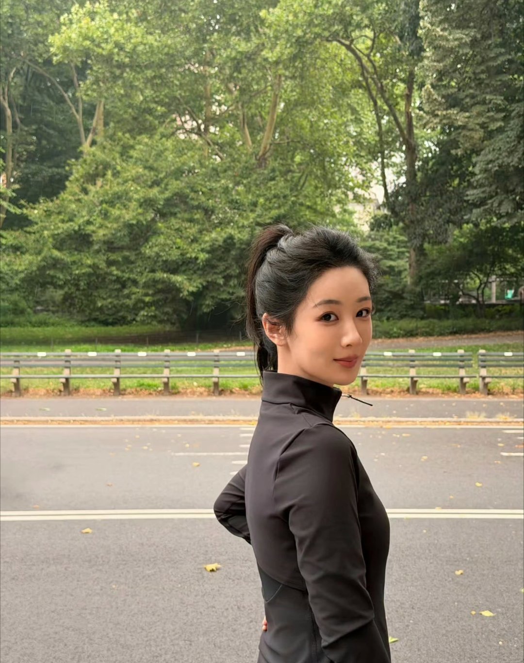 杨紫🇺🇸随拍，这个腰好细，背好薄呀 