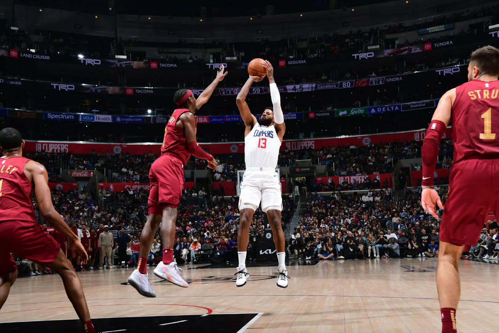 今天吹爆乔治！全场出战44分钟，打满下半场！轰下39分11篮板7助攻，末节10中