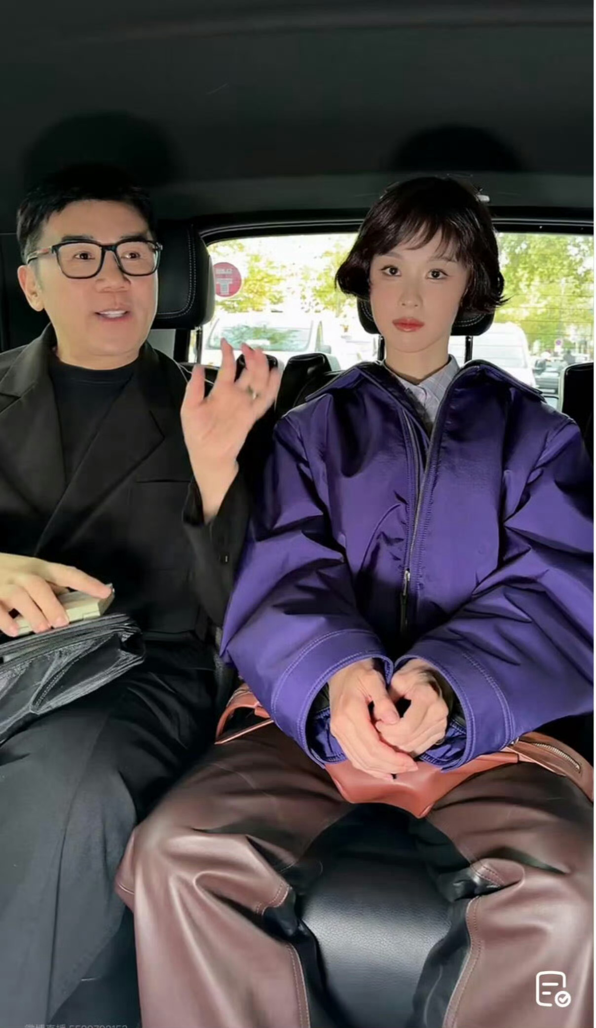 陈都灵坐姿这种坐姿最舒适[兔子] ​​​