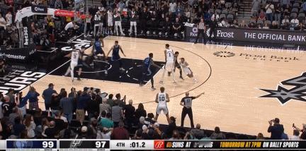 NBA赛场镜头：文班亚马绝杀马刺，主场被逆转！
   这个球有点难啊，文班亚马跑