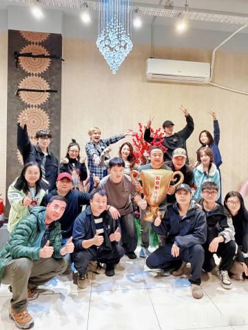 花少8杀青合影花儿与少年8杀青合影杀青合照新鲜出炉！南美长途旅行总算收尾，一路风