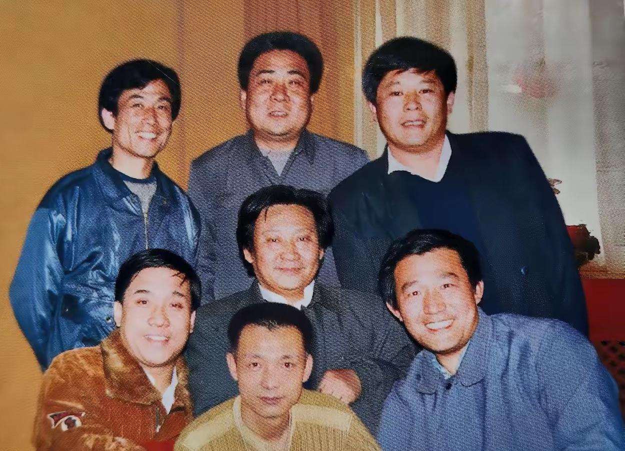这张照片是天津相声界早期的重要合影：我只认出了笑意盈盈、目光炯炯的杨志刚及爱徒夏