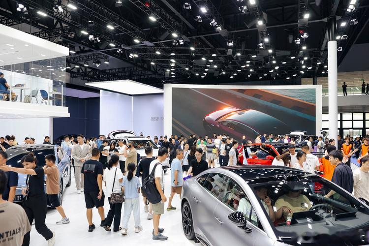一年靠直播卖车67万台北京车展现场直播比车模多车展上直播比车模还多，看到这儿直接