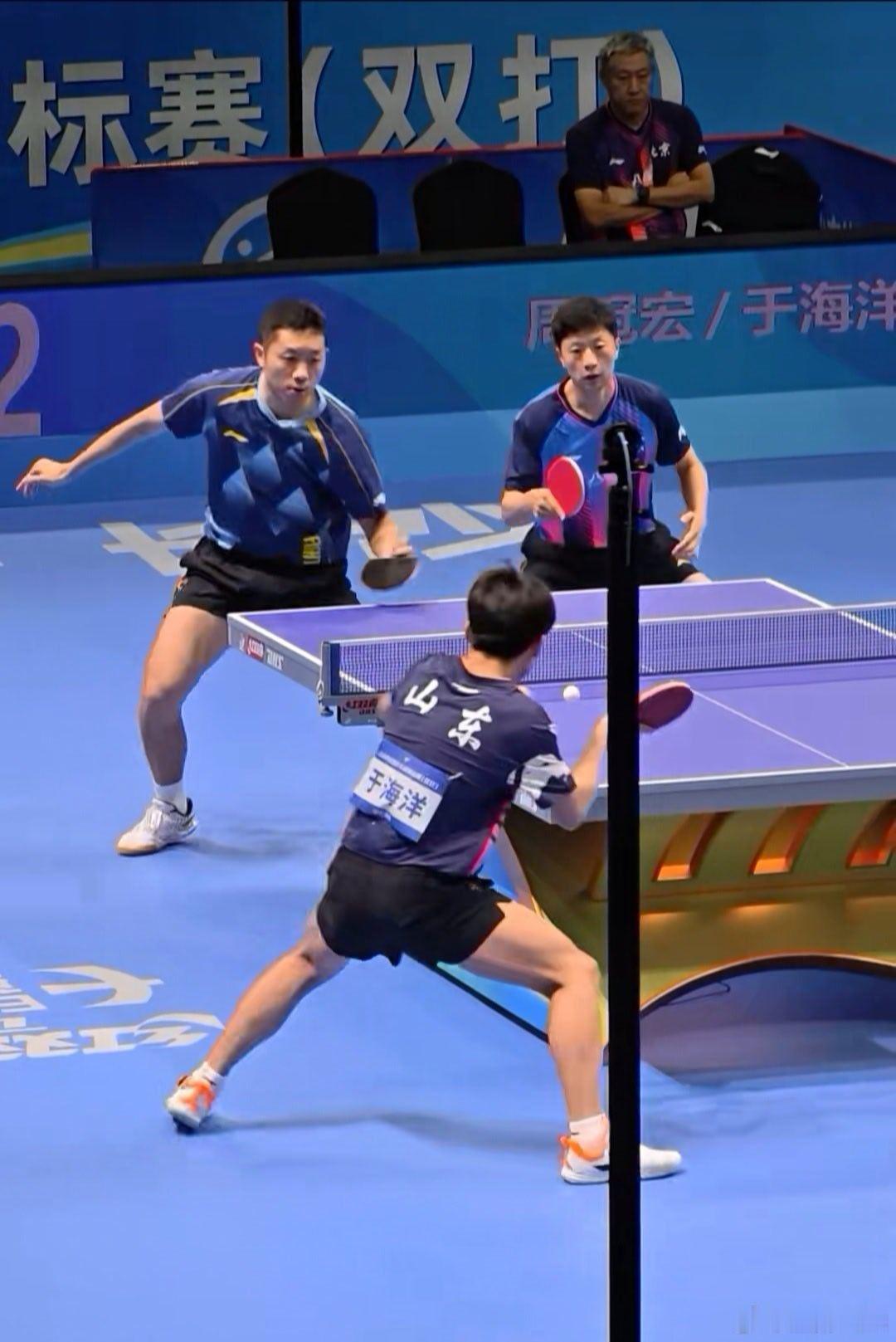 马龙许昕 险胜16岁小将这场球简直是国乒“代代相传”的名场面！16岁小将敢跟龙蟒