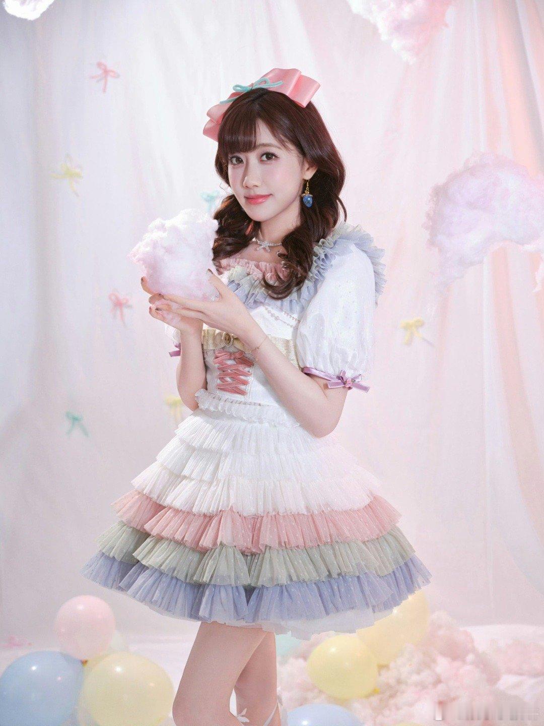 李艺彤香香软软小蛋糕具象化了 彩色蓬蓬裙配卷发，像从童话里走出来的甜心精灵！空气