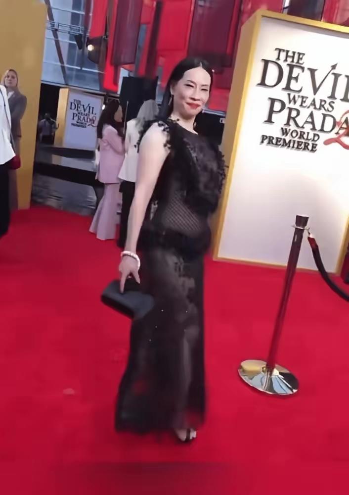 纽约红毯这次真是够炸裂的！57岁的刘玉玲在普拉达女王2首映礼上一出场就把人惊到了