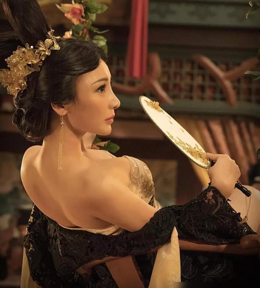 镜头一推，柳岩在台上笑得很礼貌，眼神却明显发紧。
台下几个男人轮番“输出”，把她