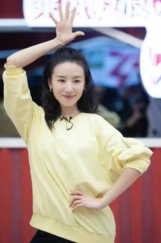 44岁董洁状态碾压同龄人！面部紧致不垮、身材依旧纤细，到底是怎么保养的？ 
