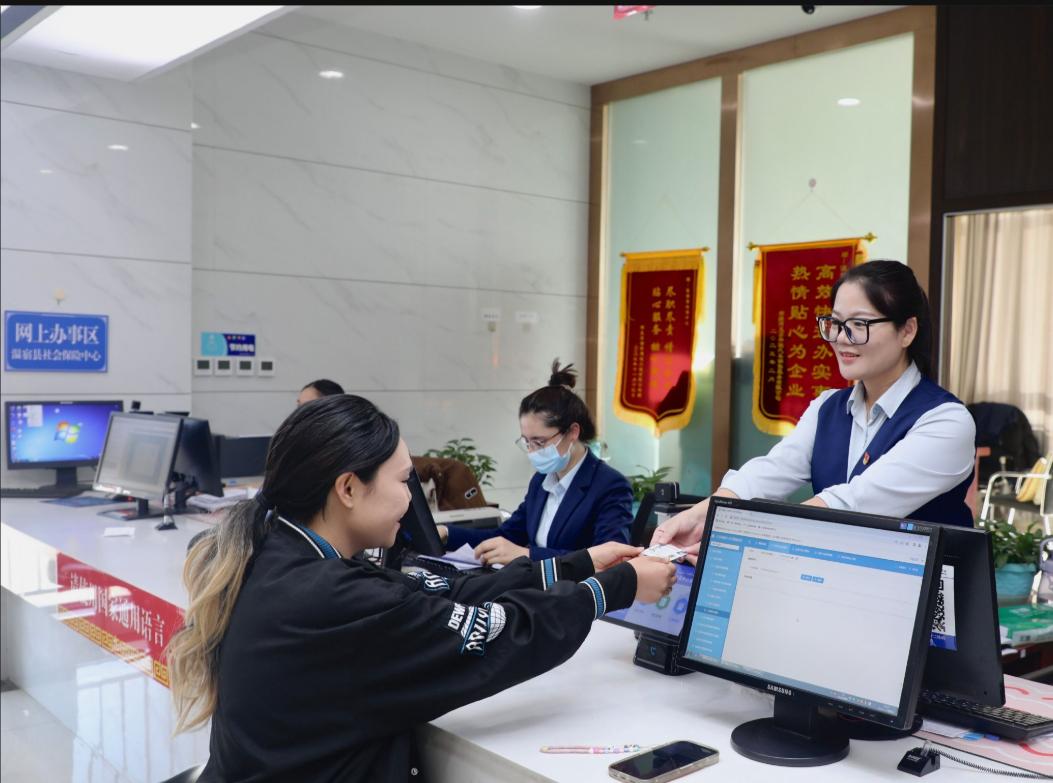 月入4000被5个老人每天轮流骂，我学会了一招：他凶我比他还凶，他动手我就报警