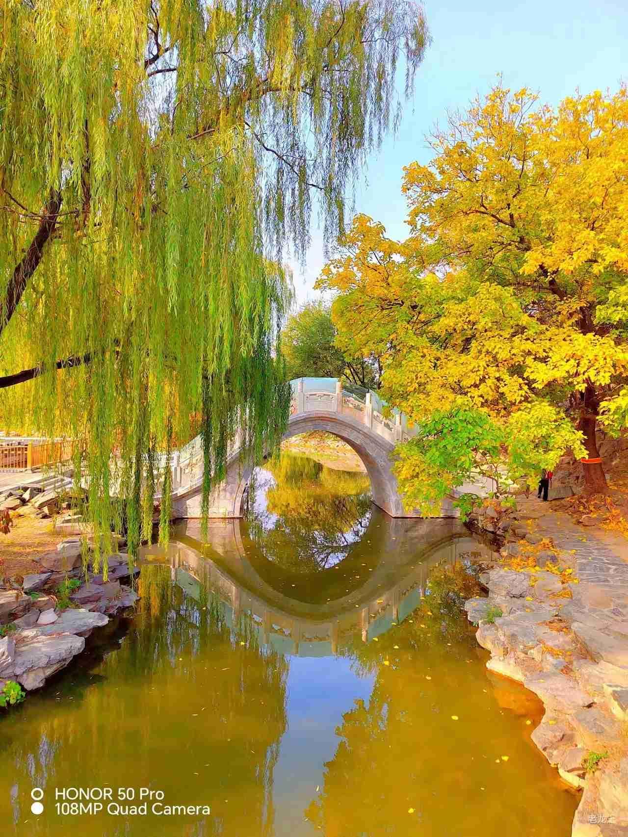 带定位晒今日生活 今天状态轻松愉快，天气也是一片大好的晴天。这让我想起之前去绍兴