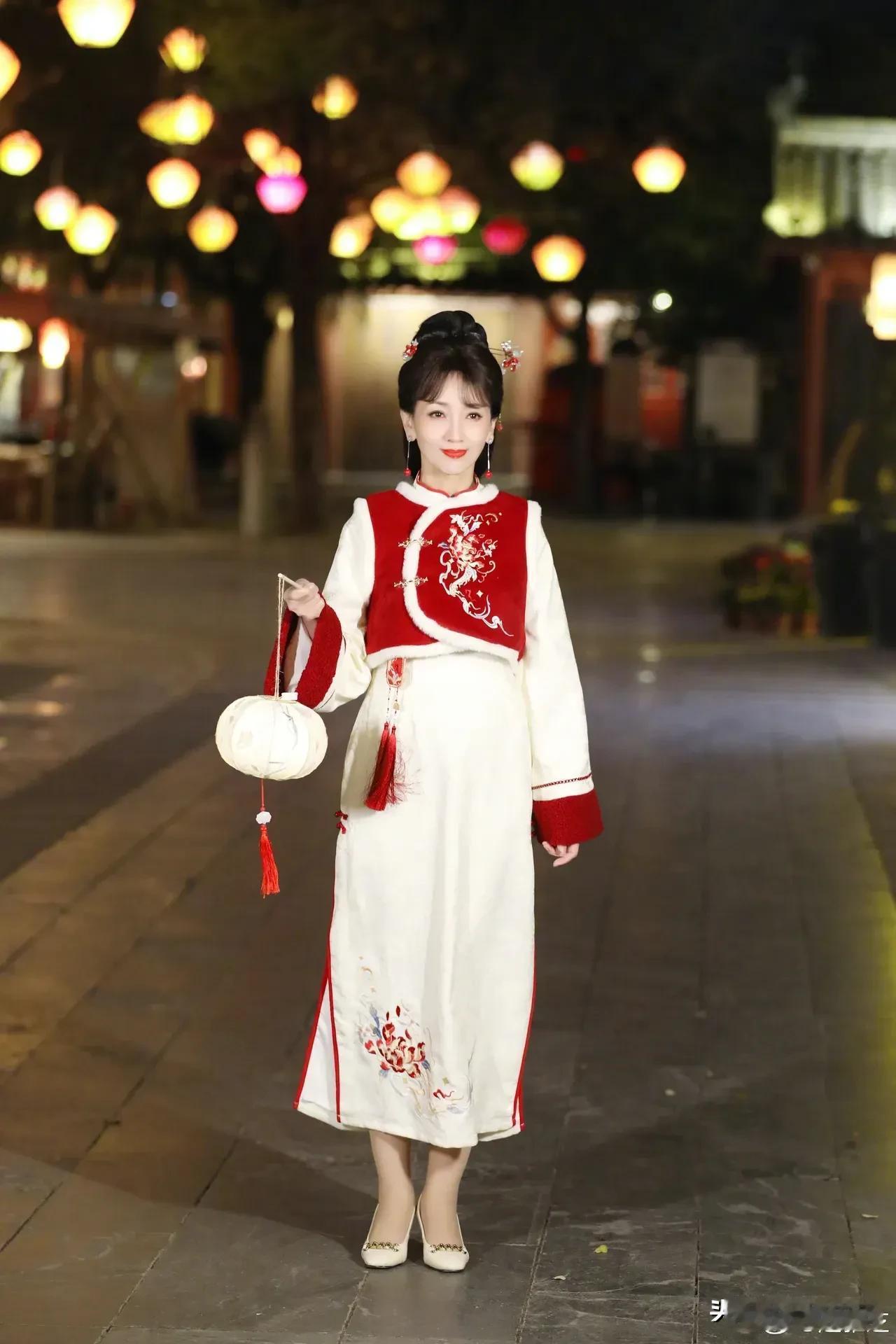 雅芝小妹妹过年啦！
看看可爱的雅芝小妹妹，穿着充满童真的小花袄，提着可爱的小灯笼