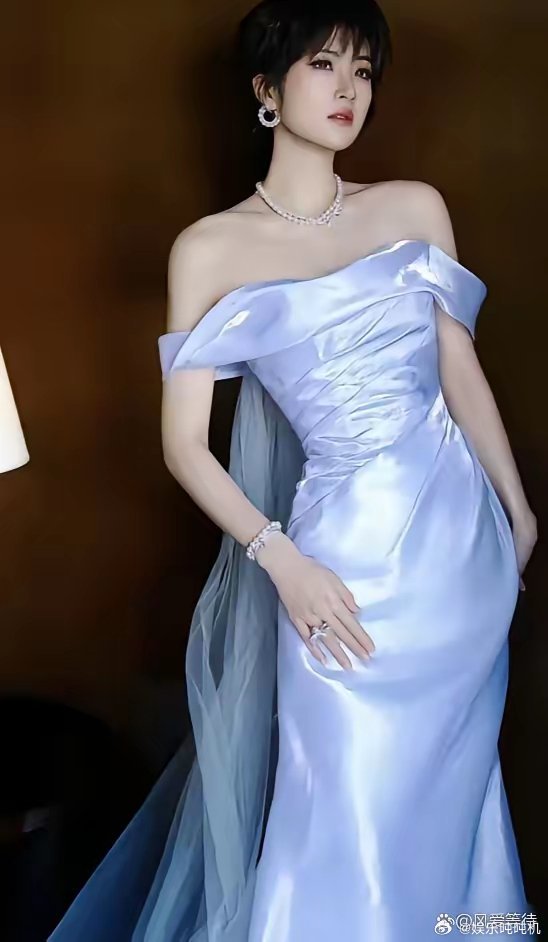 姚安娜这件“浮光锦”，一米一万多，三千个蚕茧才织一米，直接把内娱那些富二代人设干