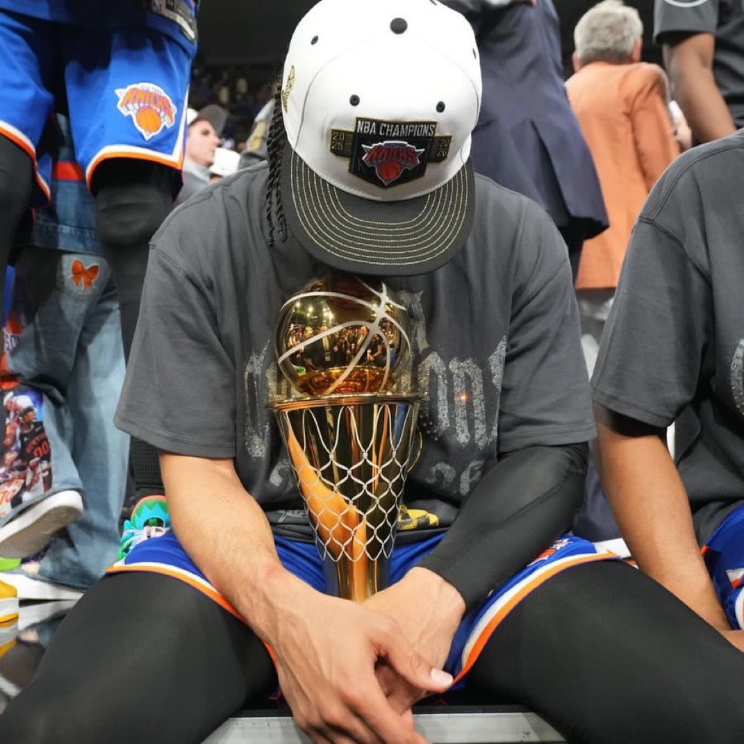杰伦·布伦森谈及成为NBA冠军的感觉是否已经真正沉浸下来：“可能在我有独处时间的