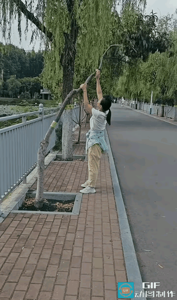我想一脚把她踹河里，没有人有意见吧[捂脸][捂脸]