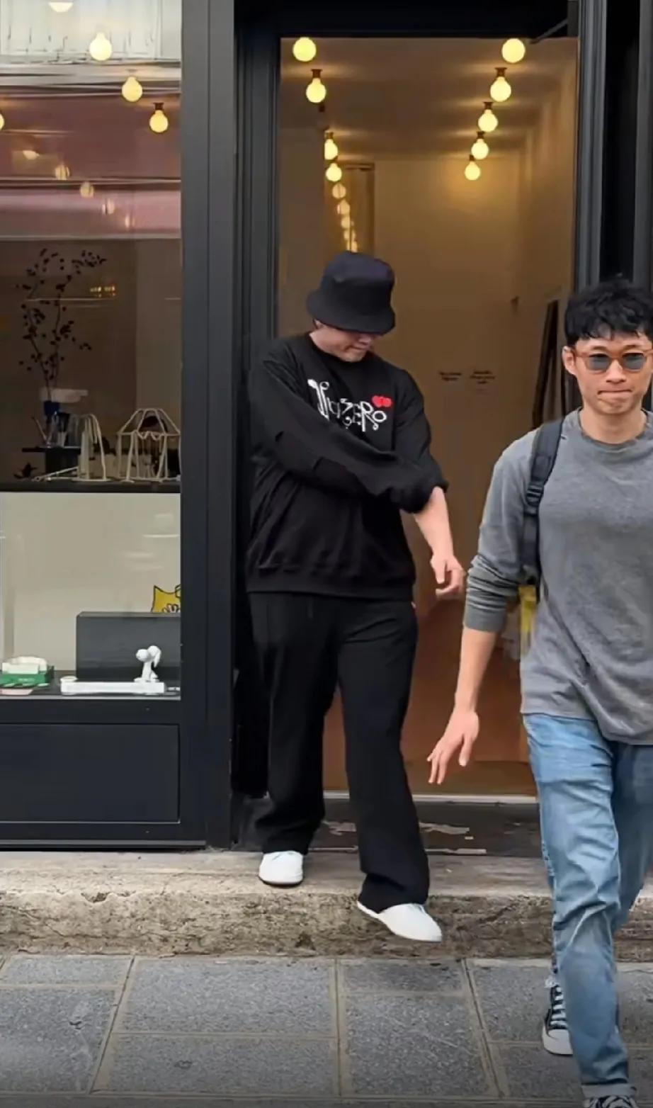 巴黎偶遇香港顶流姜涛！感觉他好没自信，扭扭捏捏的
6月27日，某网友在个人社交账