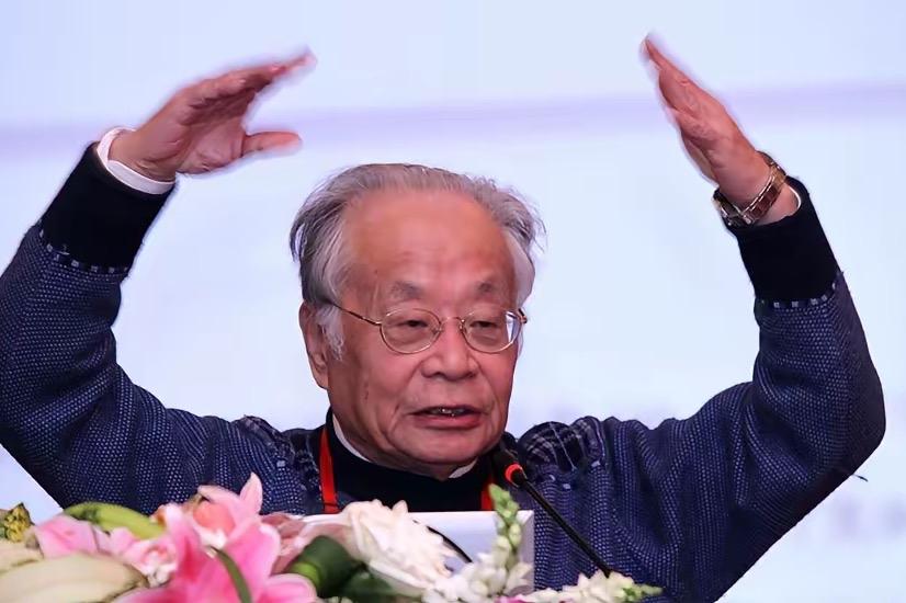 这句话非常贴切：我们的很多像何祚庥这样专家学者，其实就是庙里的和尚，但是他不老老