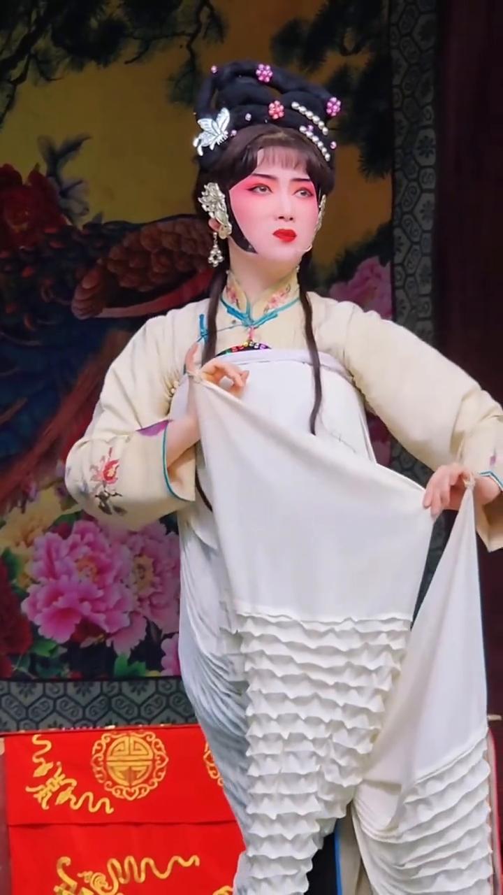 大人，家住陈州城南关，祖祖辈辈种庄田。我名桂英张家女，民女状告杀父冤。凶手本是四