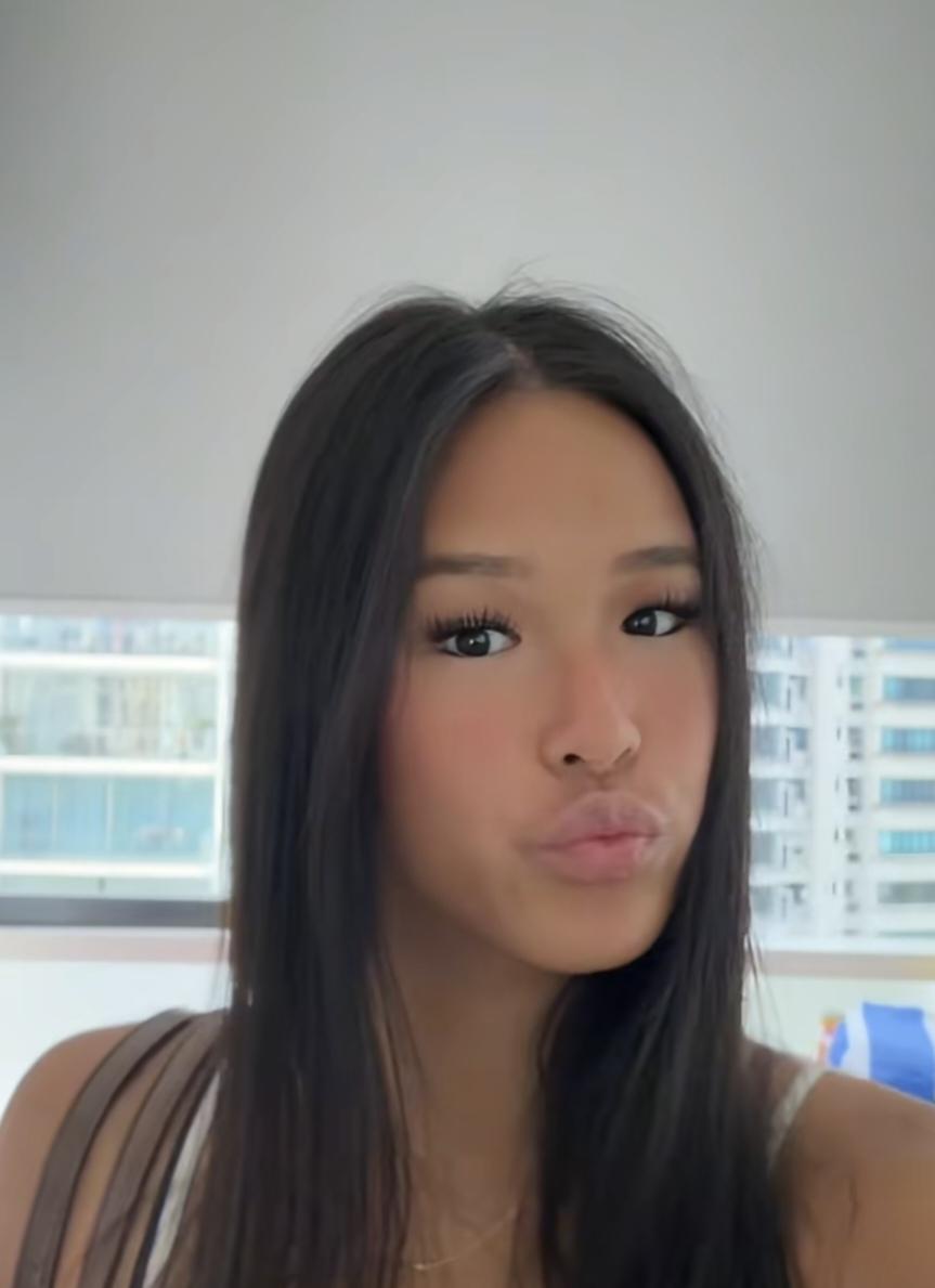 张庭女儿倒是挺会摆pose，只是这个颜值……
颜值顶尖的父亲，颜值顶尖的母亲，生